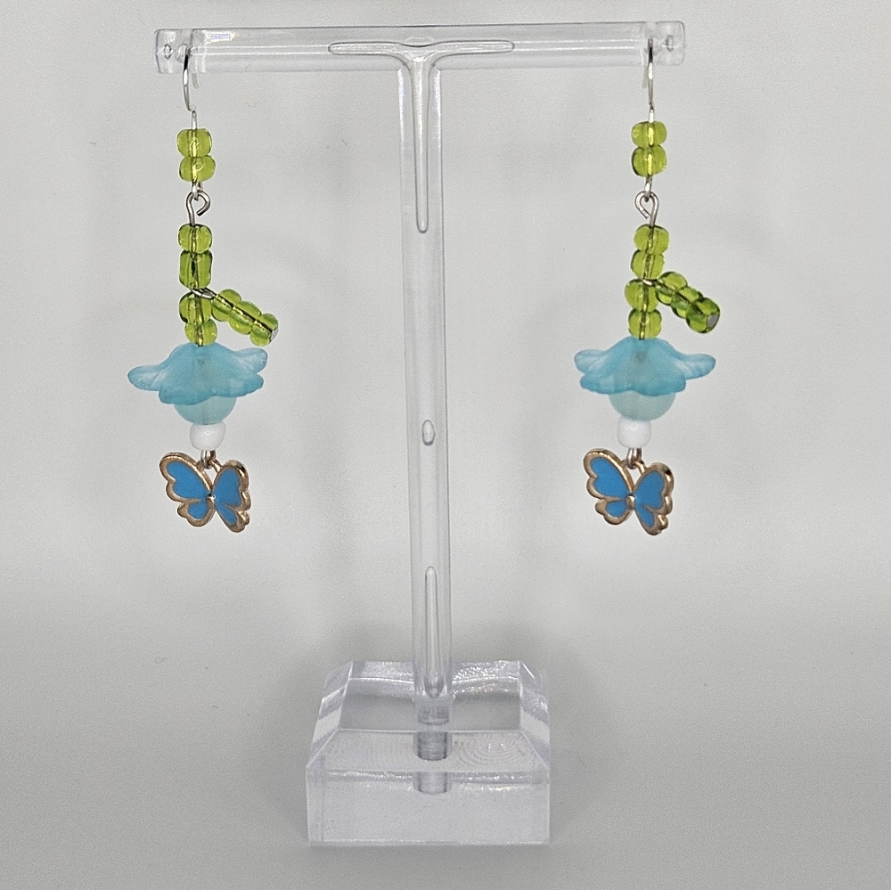 Handmade flyin' flower drop earrings (light blue)